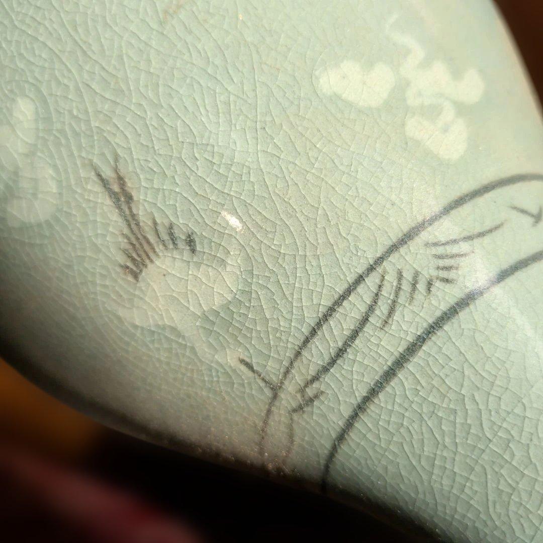 淡い緑色の鶴絵陶器花瓶