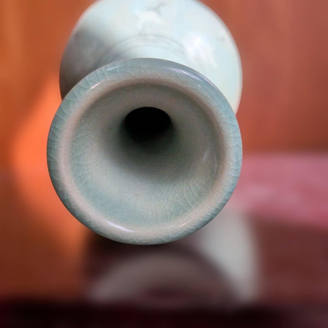 淡い緑色の鶴絵陶器花瓶