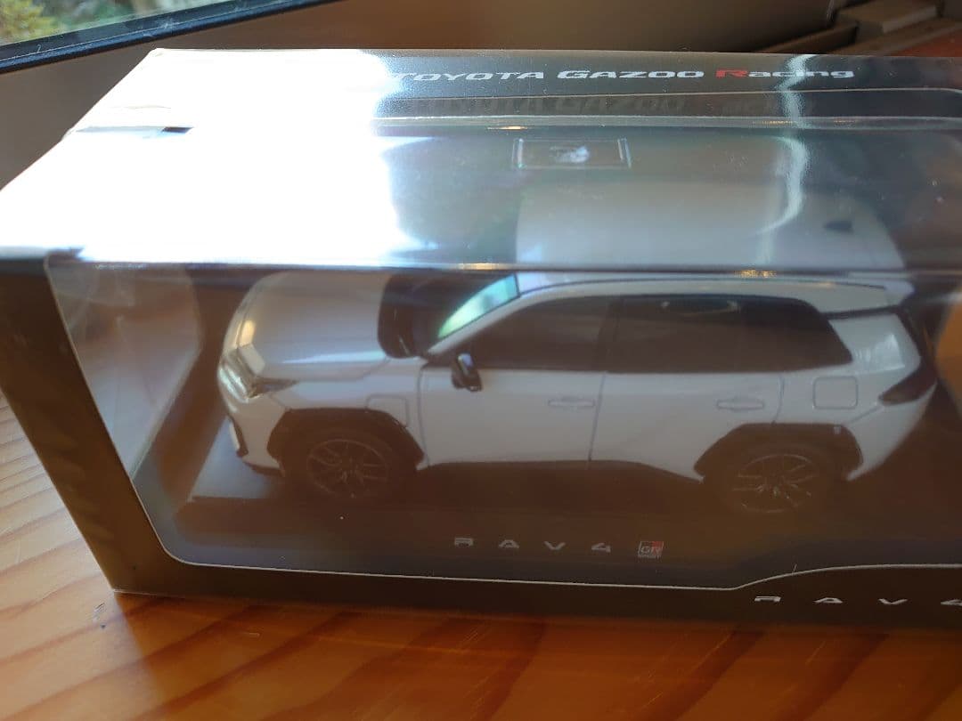新型RAV4　GRスポーツ　プラチナホワイト　カラーサンプル