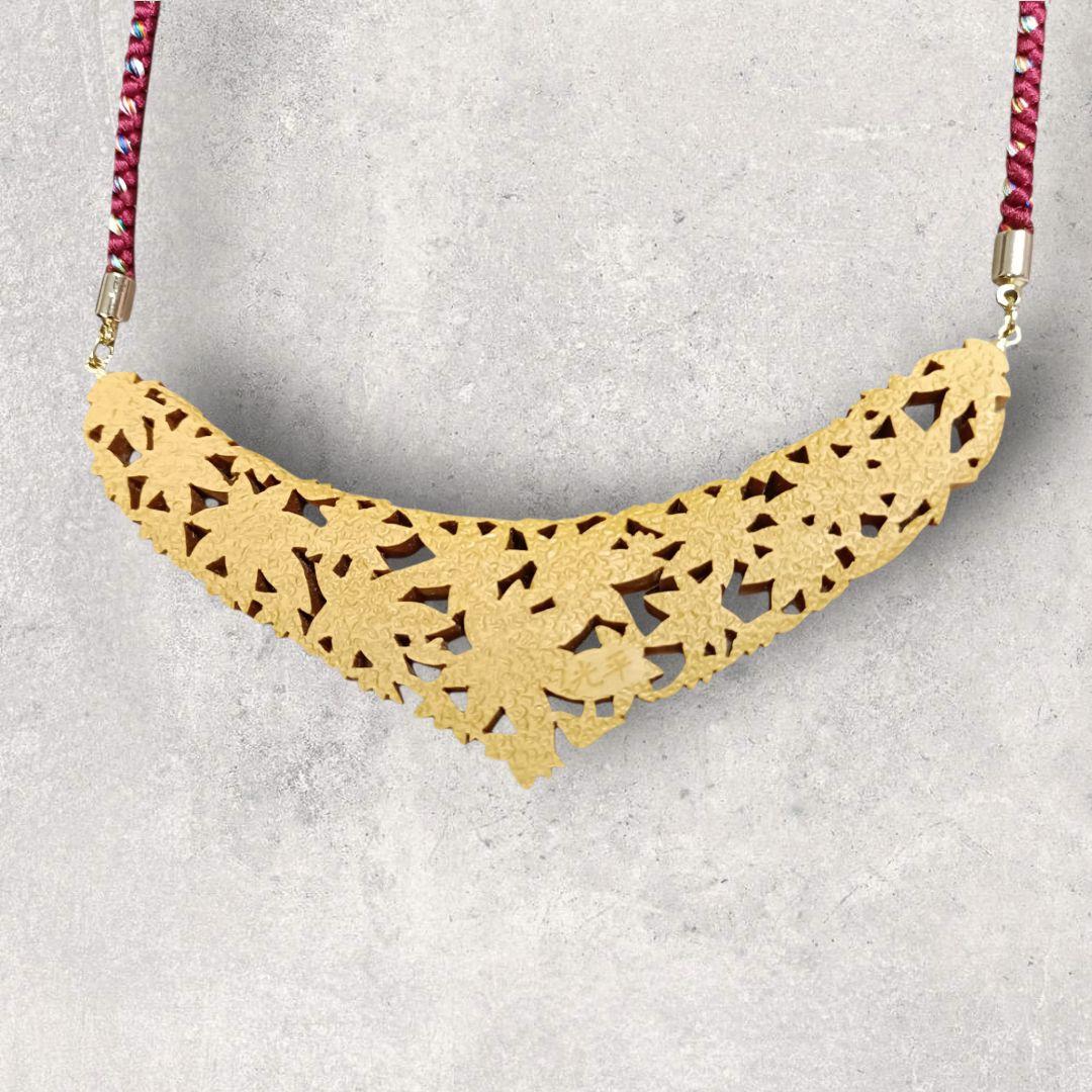 日本　手彫り　つげ細工　開工房 安藤光平　　ペンダント　紅葉　木彫り　工芸品