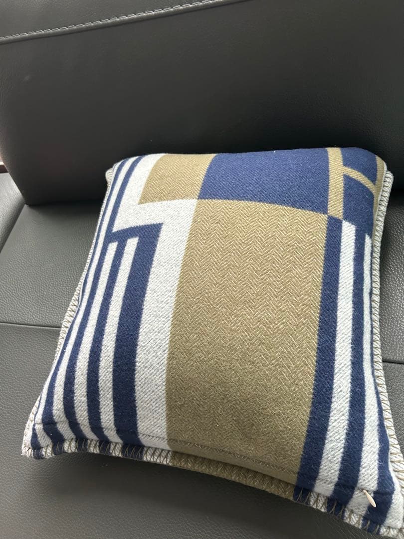 【美品】エルメス　アヴァロンPM クッション　カシミヤ混