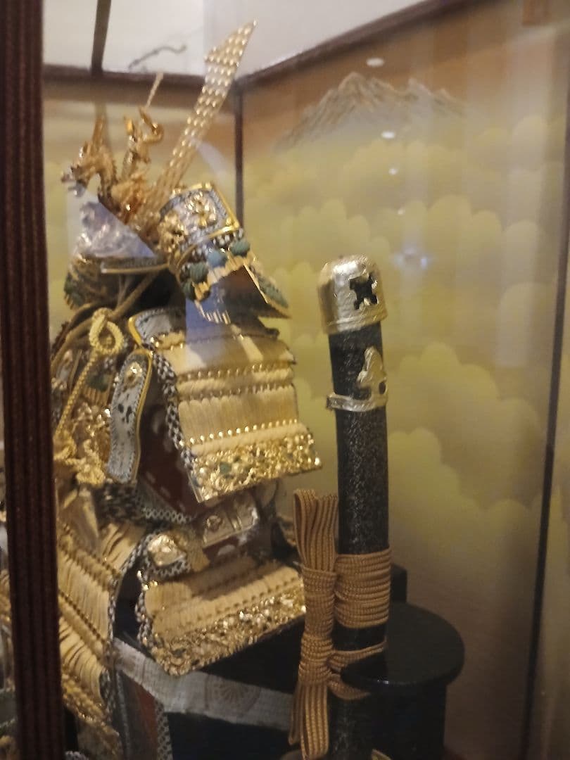 伝統的な五月人形 金色の武士