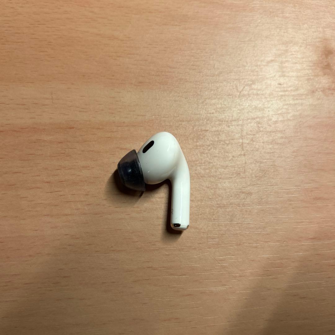 AirPods Proケースと右耳のみ