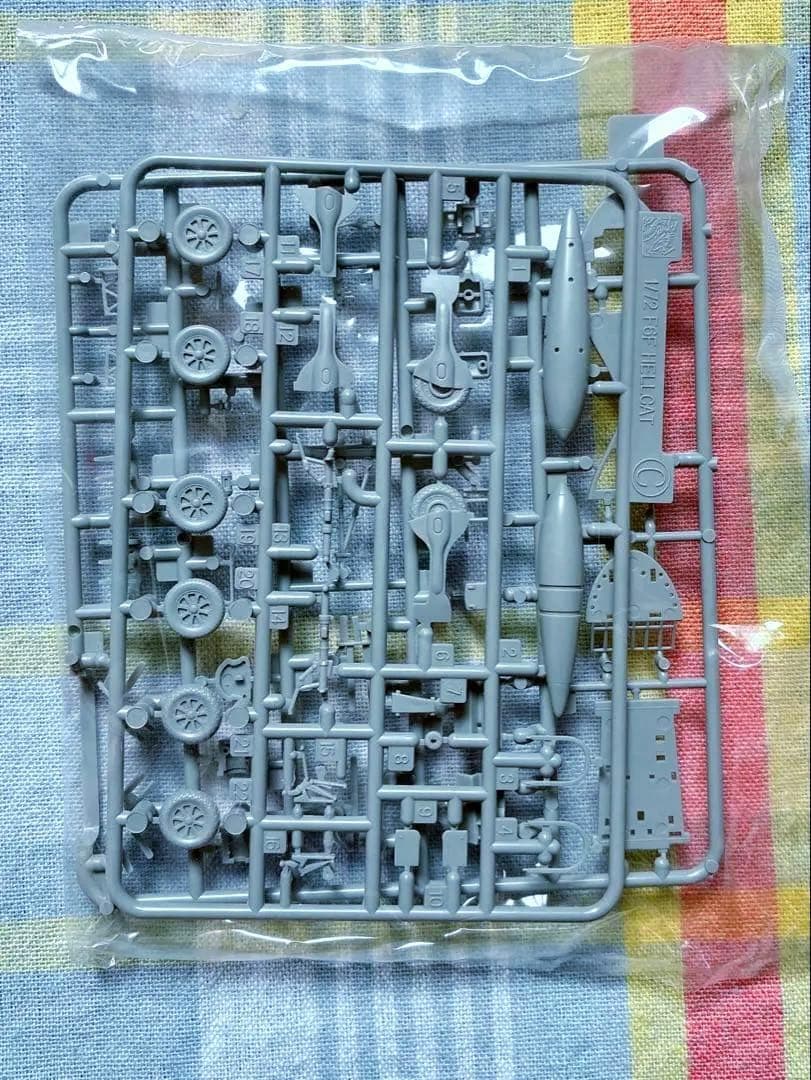 サイバーホビー (ドラゴン) 1/72 F6F-3 ヘルキャット w/デッキ