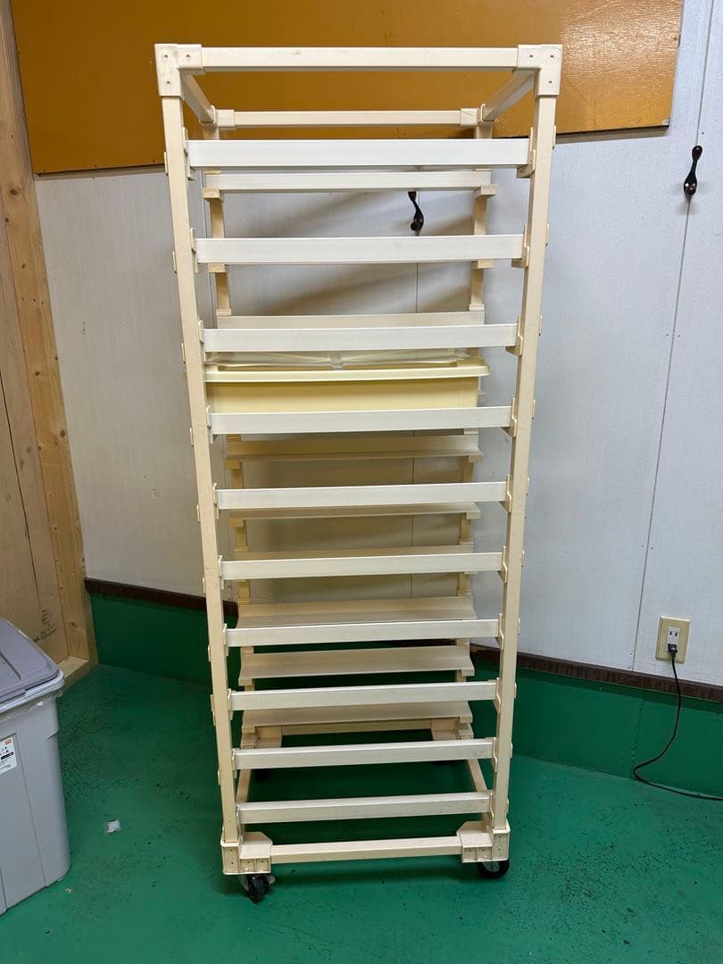 トレイラック クリーム色 10段 キャスター付き