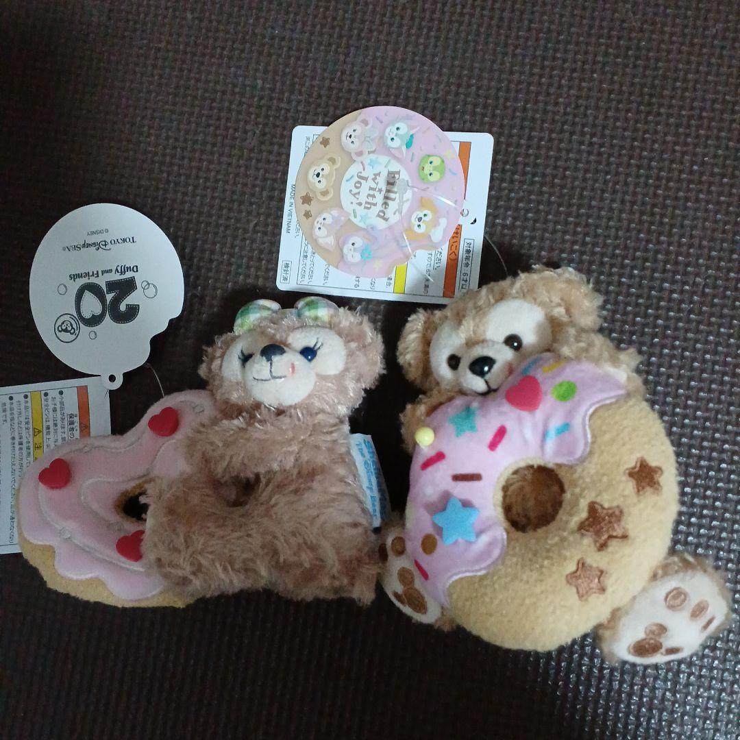 ディズニー　ダッフィー　ぬいぐるみ　バッジ