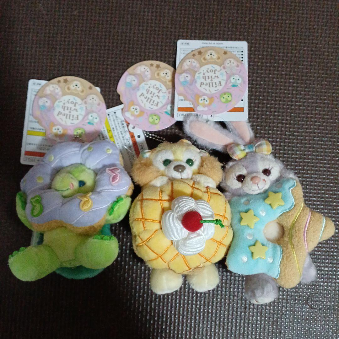 ディズニー　ダッフィー　ぬいぐるみ　バッジ