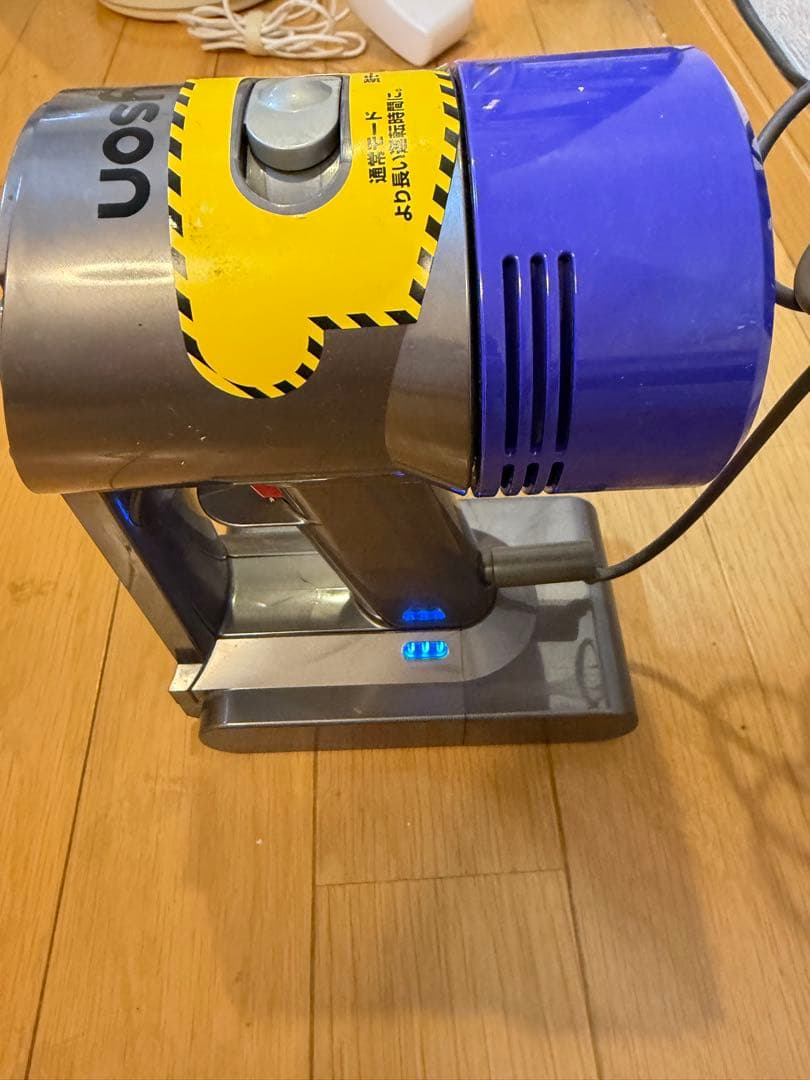 Dyson スティッククリーナー本体 V8 fluffy 各種アタッチメント付き