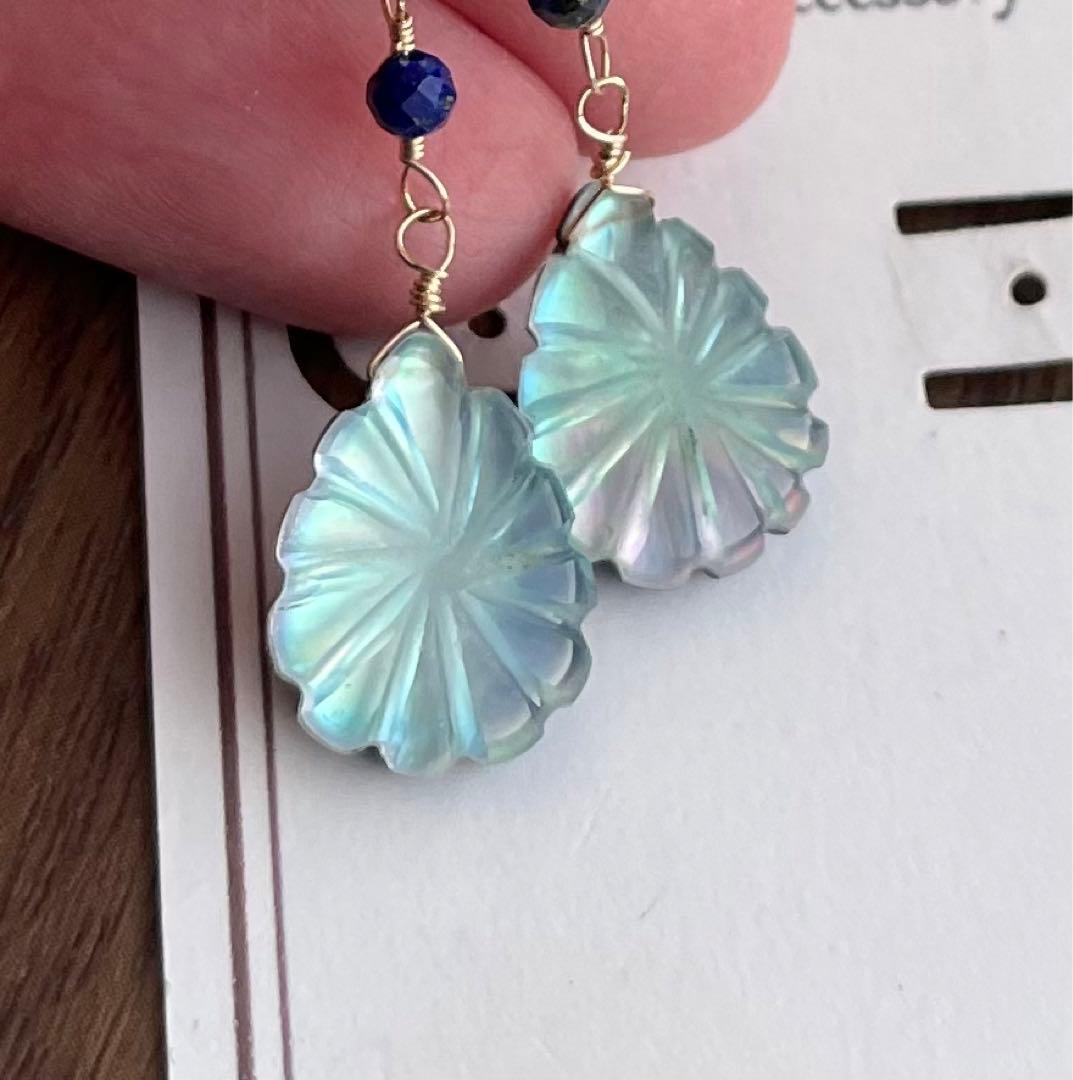 ラピスラズリとマザーオブパールと水晶のトリプレットカービングピアスチャーム＊