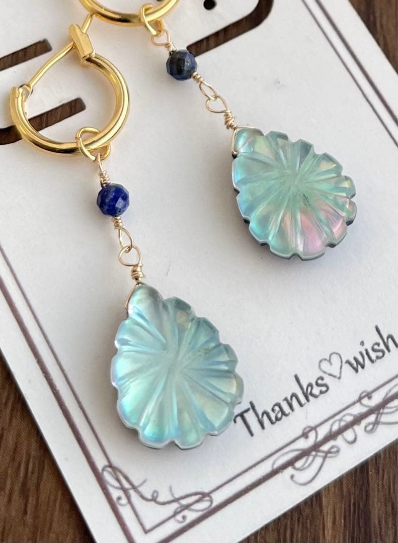 ラピスラズリとマザーオブパールと水晶のトリプレットカービングピアスチャーム＊