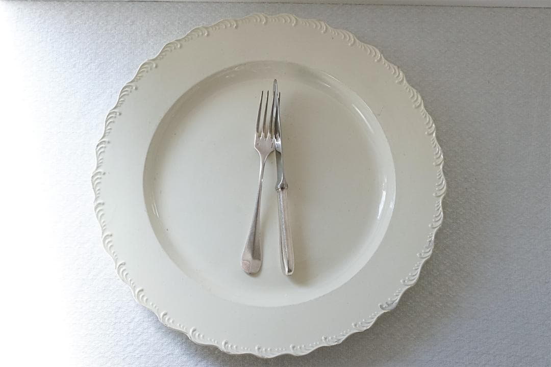 イギリスアンティーク　18世紀　フリルリム　レリーフ　プレート　34cm