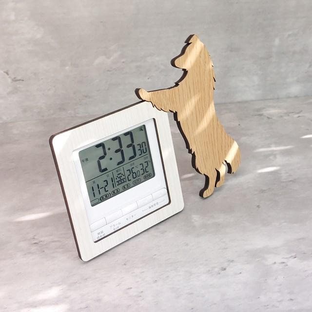 【電波時計】ワンちゃんが寄り添う電波デジタル時計 ― シェルティ　ベージュ