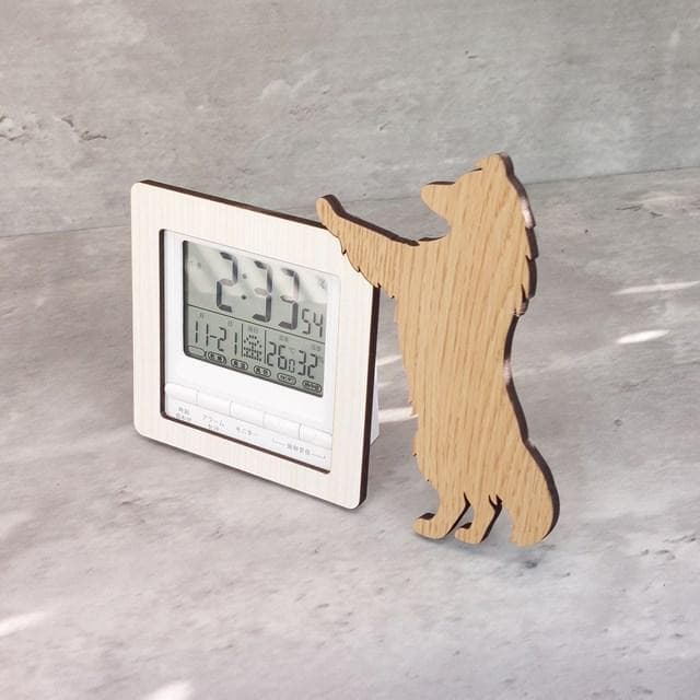 【電波時計】ワンちゃんが寄り添う電波デジタル時計 ― シェルティ　ベージュ