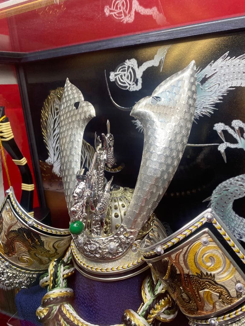 五月人形　龍頭付きシルバー兜飾り　六角アクリルケース入