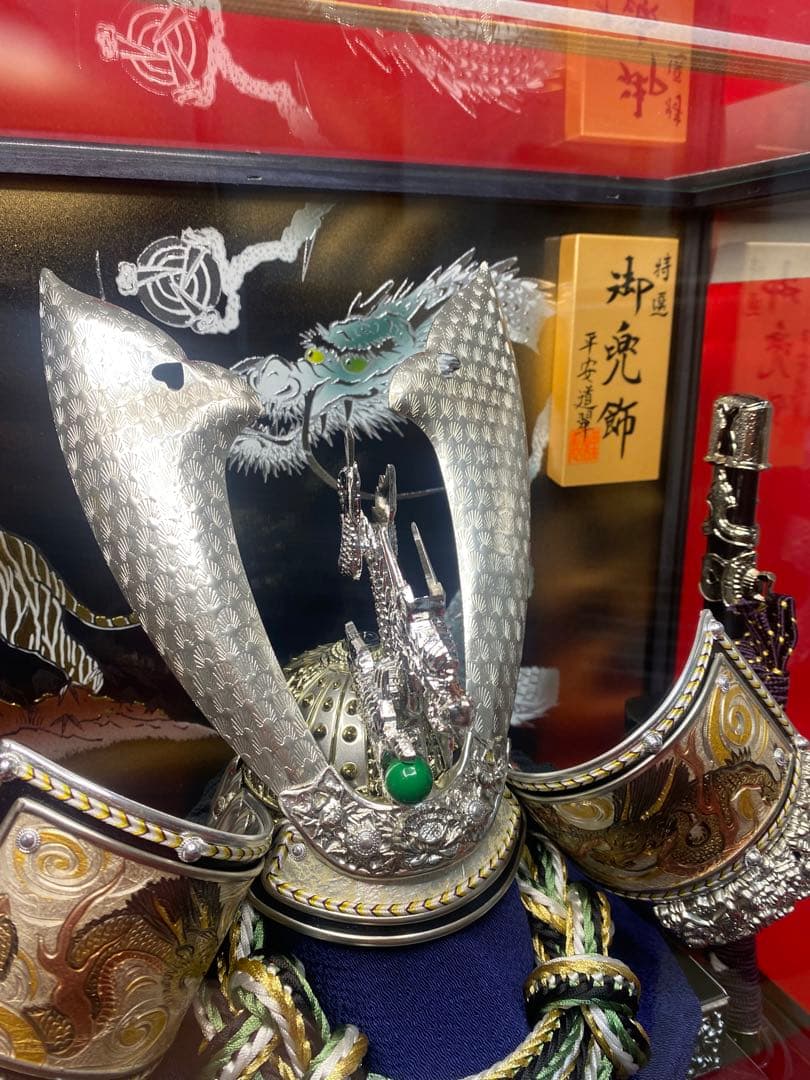 五月人形　龍頭付きシルバー兜飾り　六角アクリルケース入