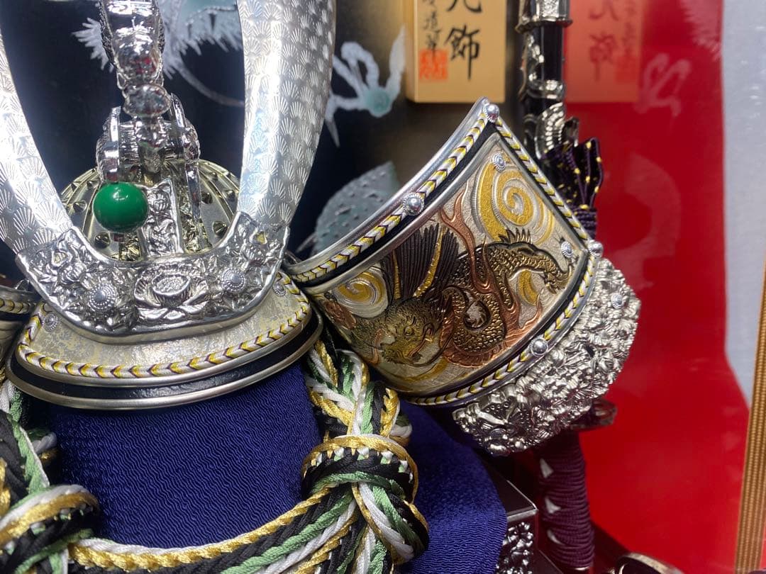 五月人形　龍頭付きシルバー兜飾り　六角アクリルケース入