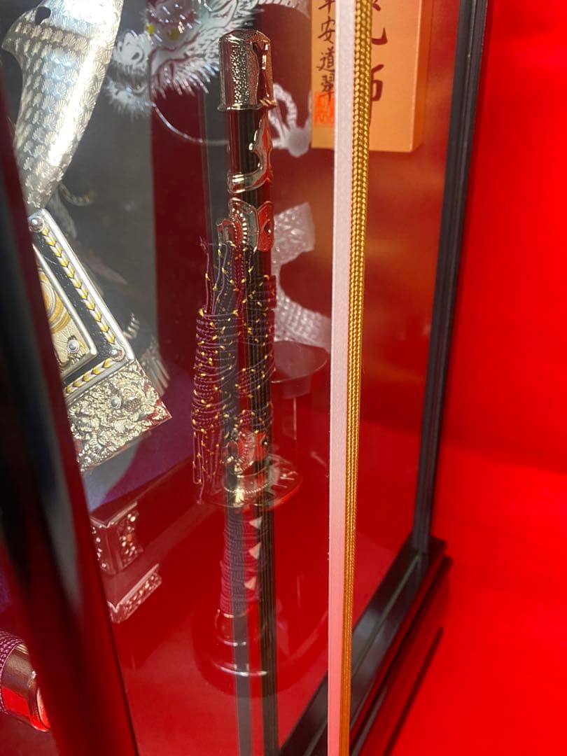 五月人形　龍頭付きシルバー兜飾り　六角アクリルケース入