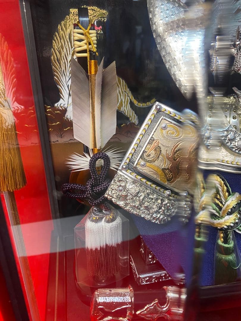 五月人形　龍頭付きシルバー兜飾り　六角アクリルケース入