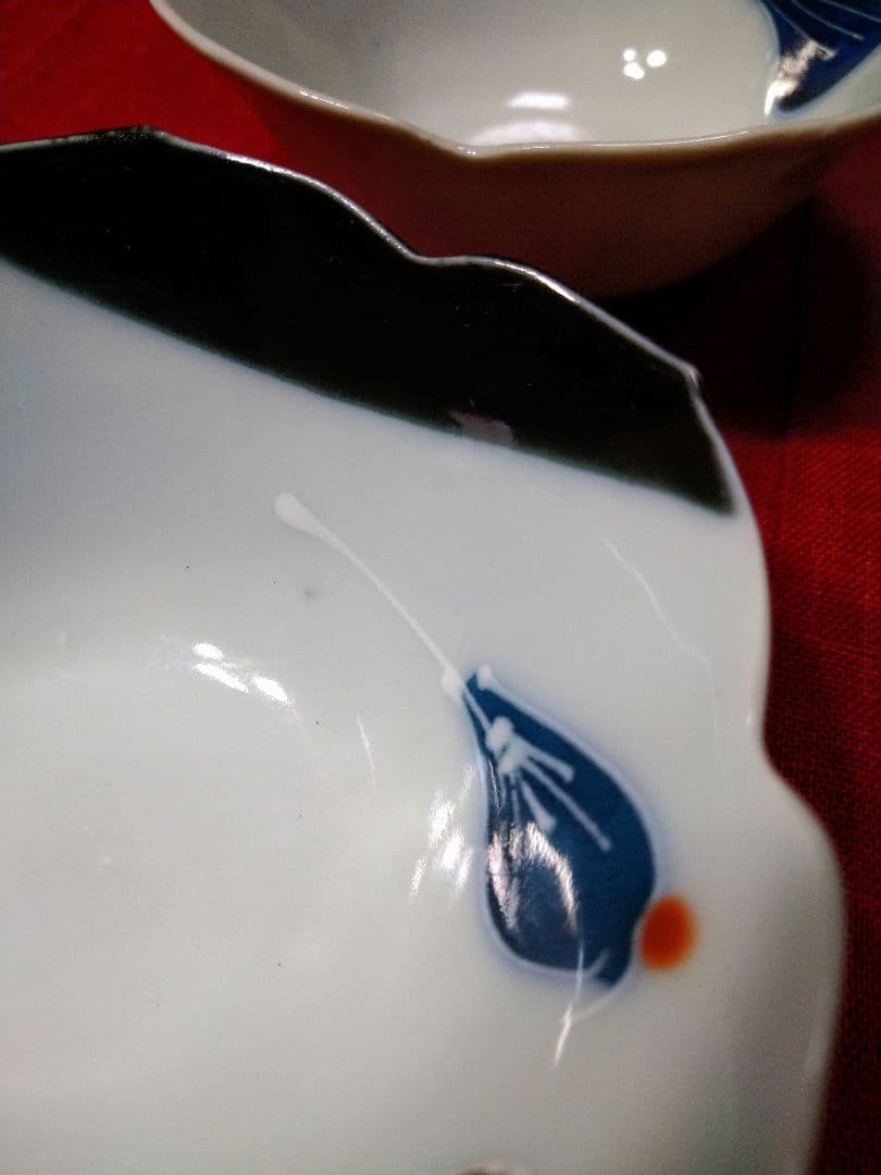 ♣オシャレな【有田焼輪花小鉢皿】♥銀彩２ステージ演出素敵な白長皿⬛２種類２組４皿