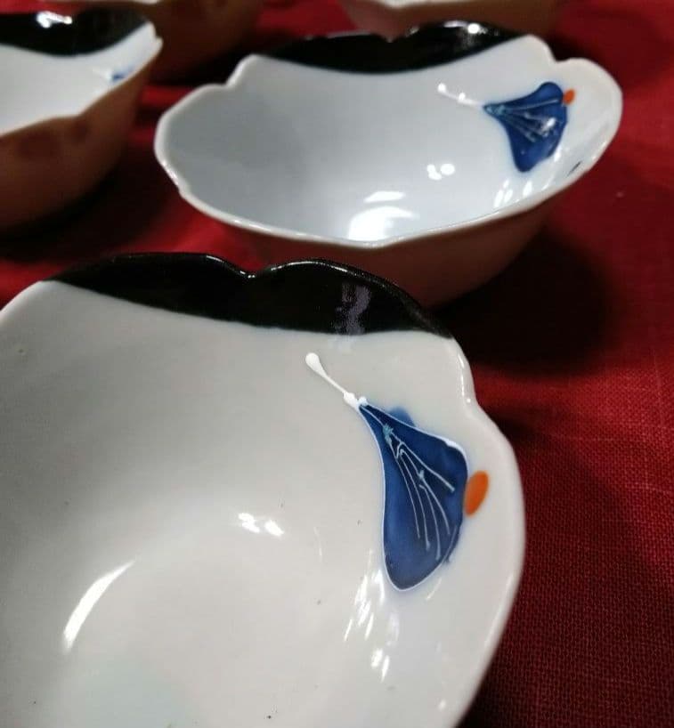 ♣オシャレな【有田焼輪花小鉢皿】♥銀彩２ステージ演出素敵な白長皿⬛２種類２組４皿