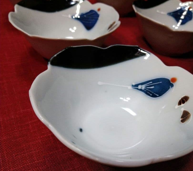 ♣オシャレな【有田焼輪花小鉢皿】♥銀彩２ステージ演出素敵な白長皿⬛２種類２組４皿