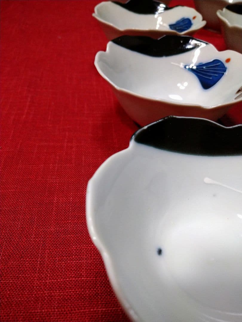 ♣オシャレな【有田焼輪花小鉢皿】♥銀彩２ステージ演出素敵な白長皿⬛２種類２組４皿