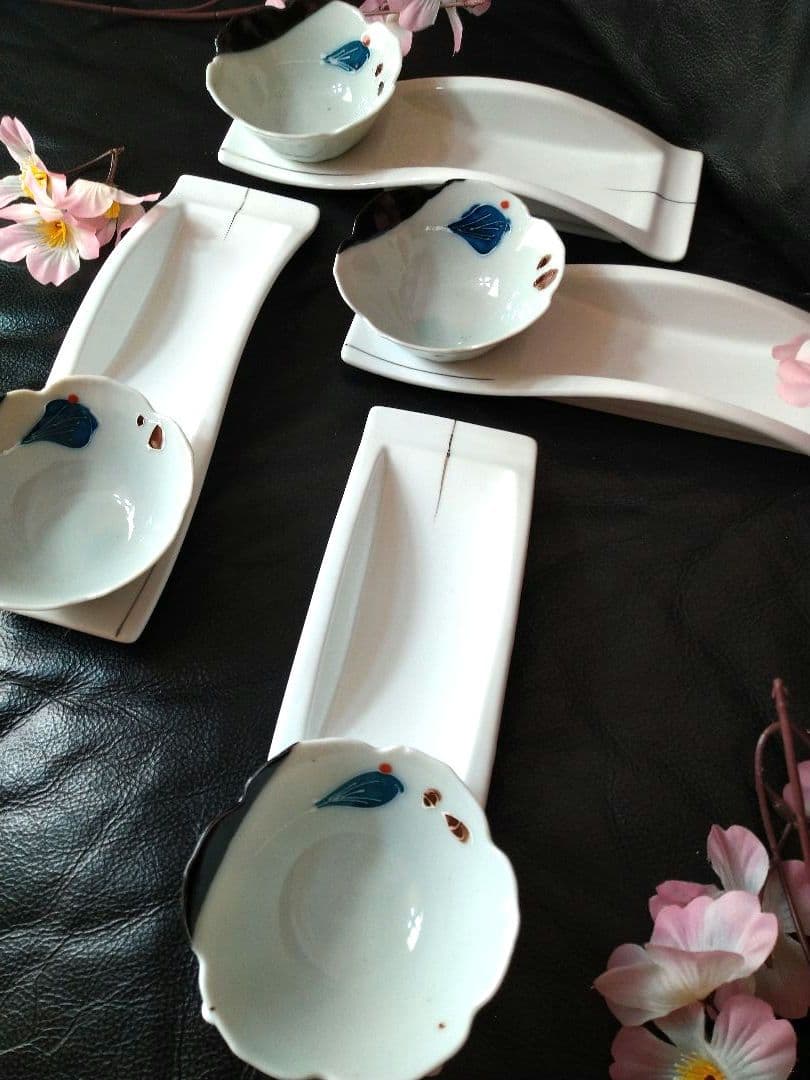 ♣オシャレな【有田焼輪花小鉢皿】♥銀彩２ステージ演出素敵な白長皿⬛２種類２組４皿