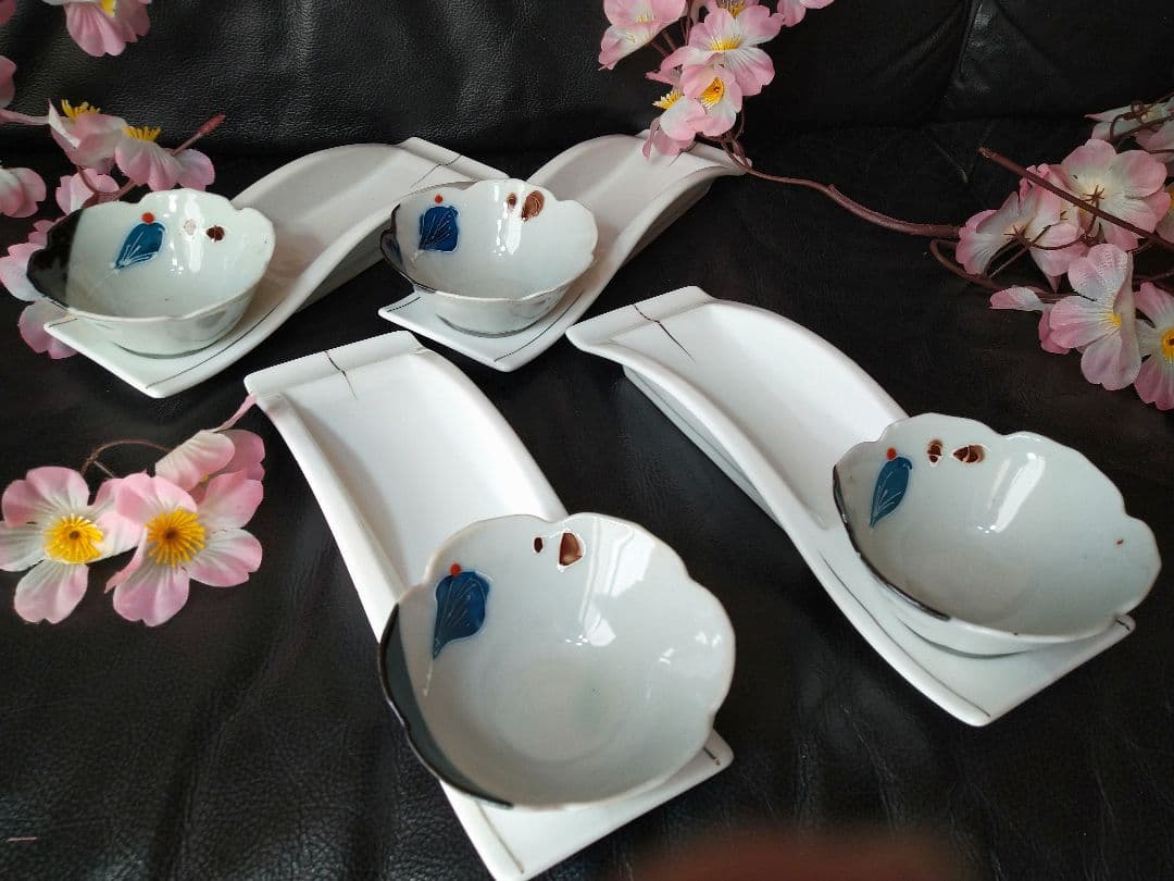 ♣オシャレな【有田焼輪花小鉢皿】♥銀彩２ステージ演出素敵な白長皿⬛２種類２組４皿