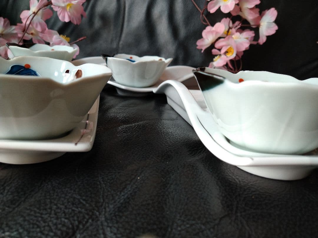 ♣オシャレな【有田焼輪花小鉢皿】♥銀彩２ステージ演出素敵な白長皿⬛２種類２組４皿