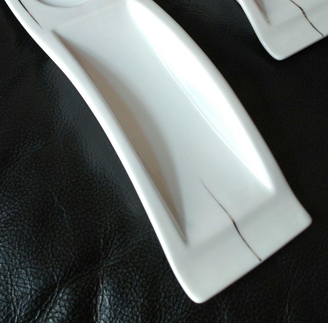 ♣オシャレな【有田焼輪花小鉢皿】♥銀彩２ステージ演出素敵な白長皿⬛２種類２組４皿