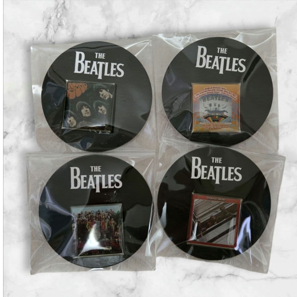 The Beatles アルバムピンバッジ 15個セット、レコードチャーム1点