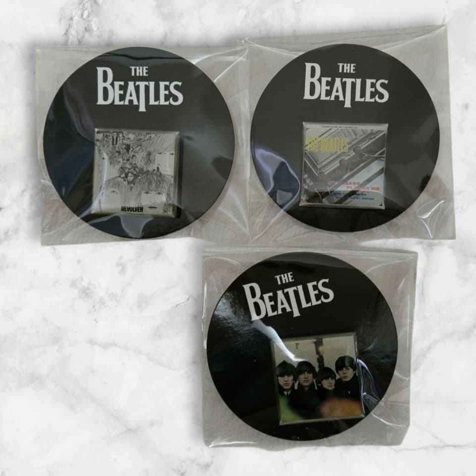 The Beatles アルバムピンバッジ 15個セット、レコードチャーム1点