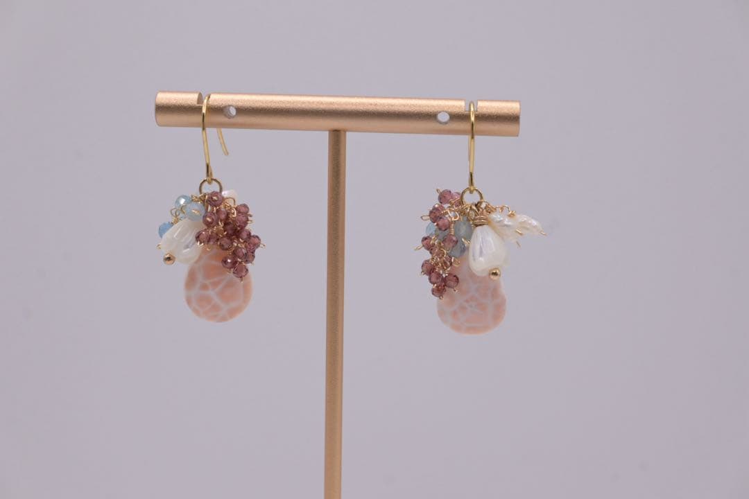 〜春の珊瑚礁〜5種の天然石のボリュームピアス／イヤリング　短め　大人可愛い　春夏