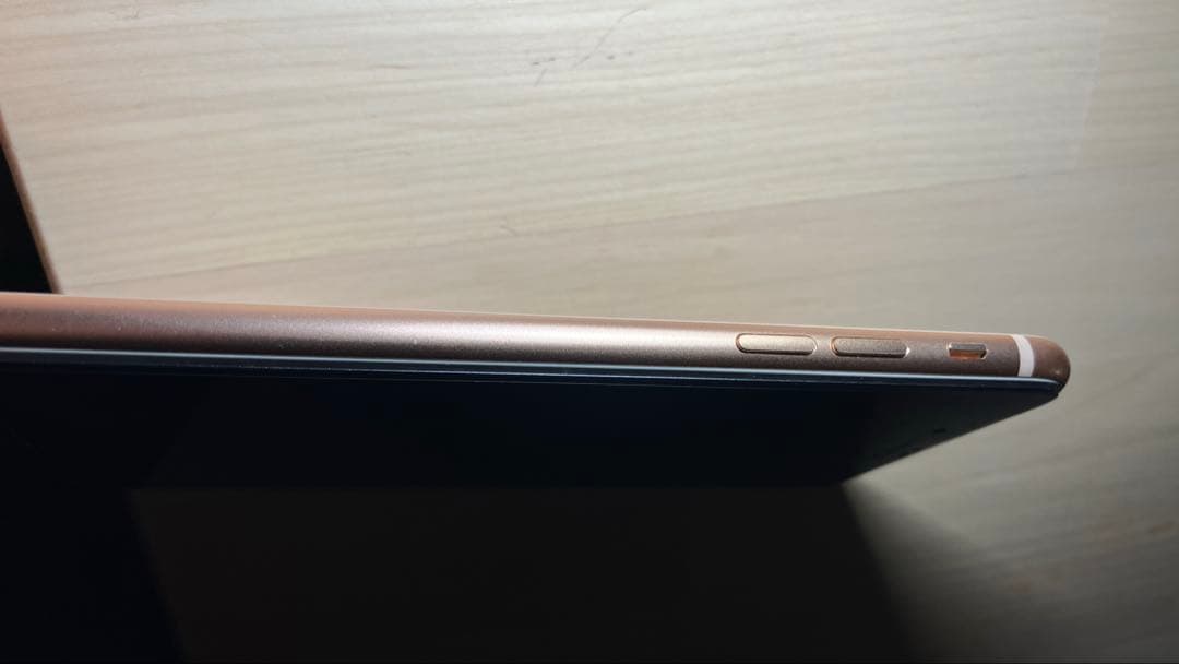 【少々傷有】iPhone8plus 64GB ゴールド SIMフリー純正バッテリ