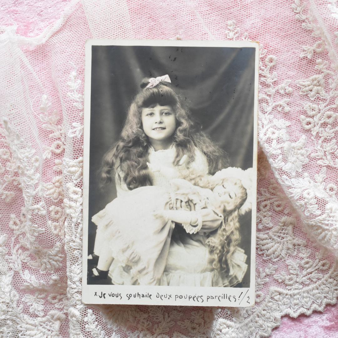 アンティークポストカード　お揃いの少女とお人形　1908年