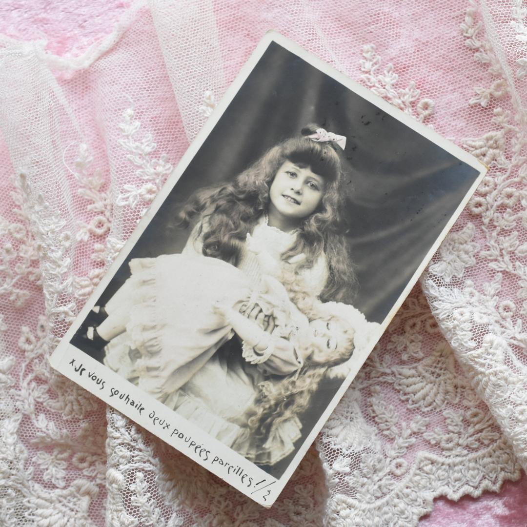 アンティークポストカード　お揃いの少女とお人形　1908年