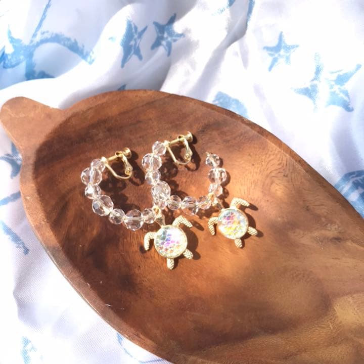 ホヌの透明イヤリング