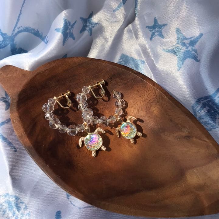 ホヌの透明イヤリング