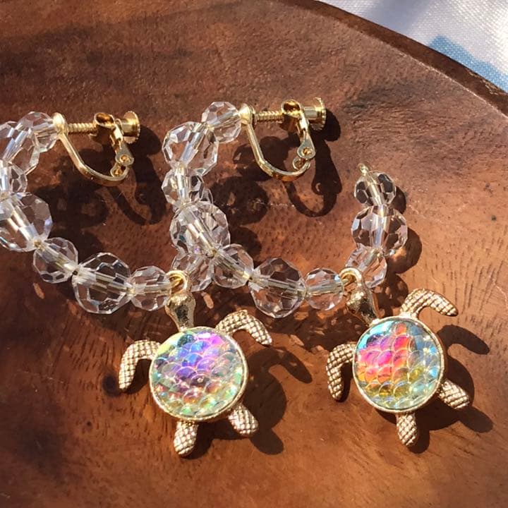 ホヌの透明イヤリング