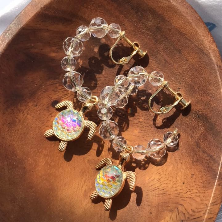 ホヌの透明イヤリング