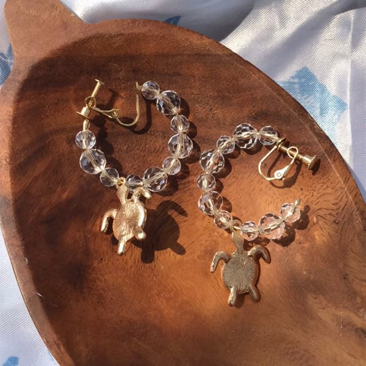 ホヌの透明イヤリング