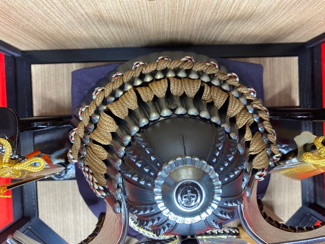 伊達政宗　東京久月　五月人形　家紋付マットブラック兜飾り木目六角アクリルケース入