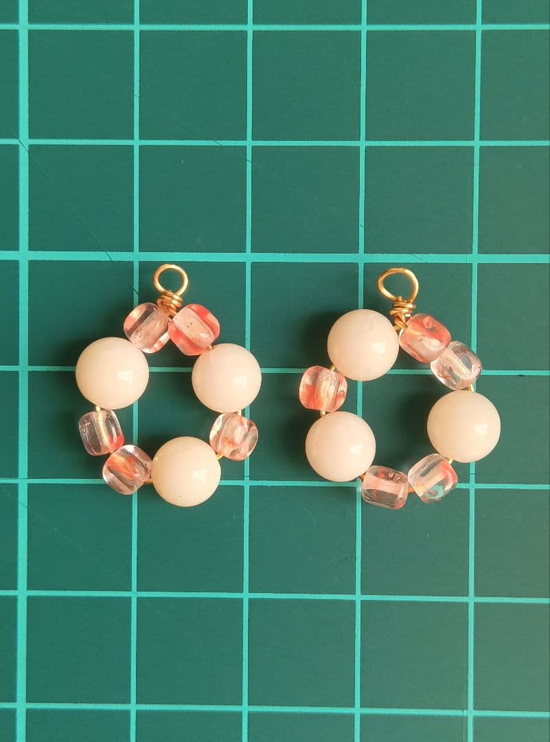 9357 白珊瑚 チェコビーズ パーツ