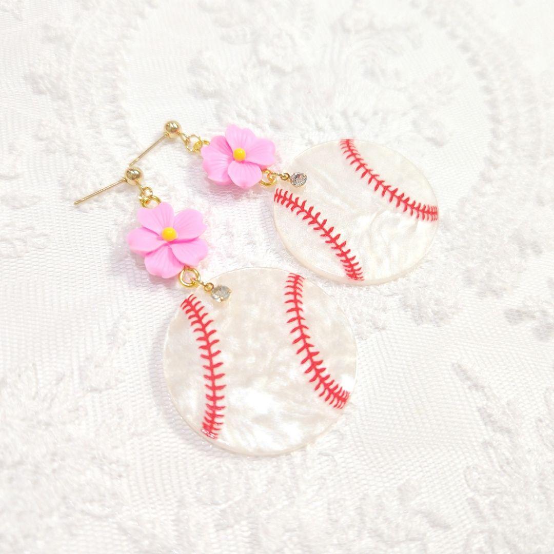春限定⚾️数量限定⚾️ピンクの桜フラワーと大ぶり シェル調野球ボールのピアス⚾️