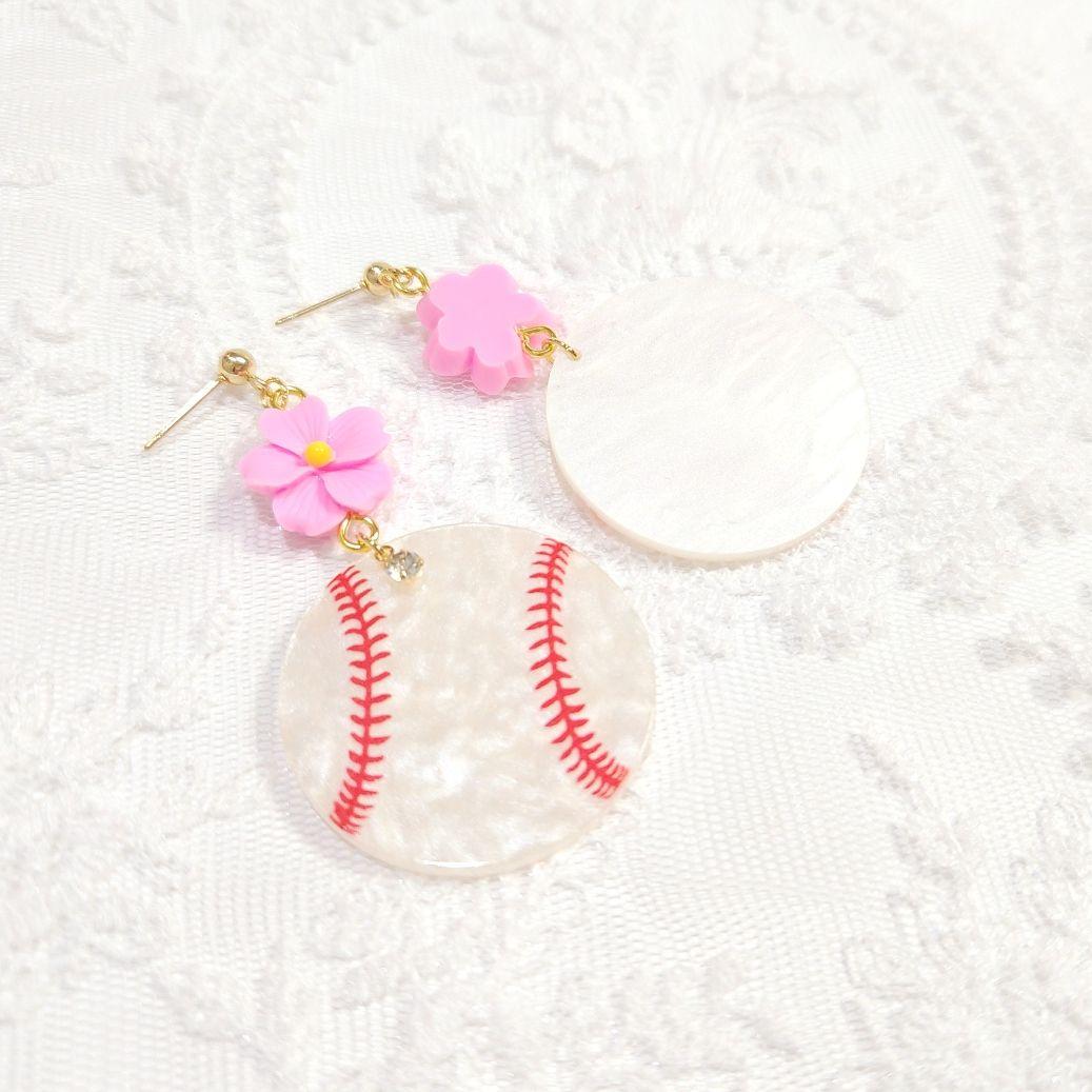春限定⚾️数量限定⚾️ピンクの桜フラワーと大ぶり シェル調野球ボールのピアス⚾️