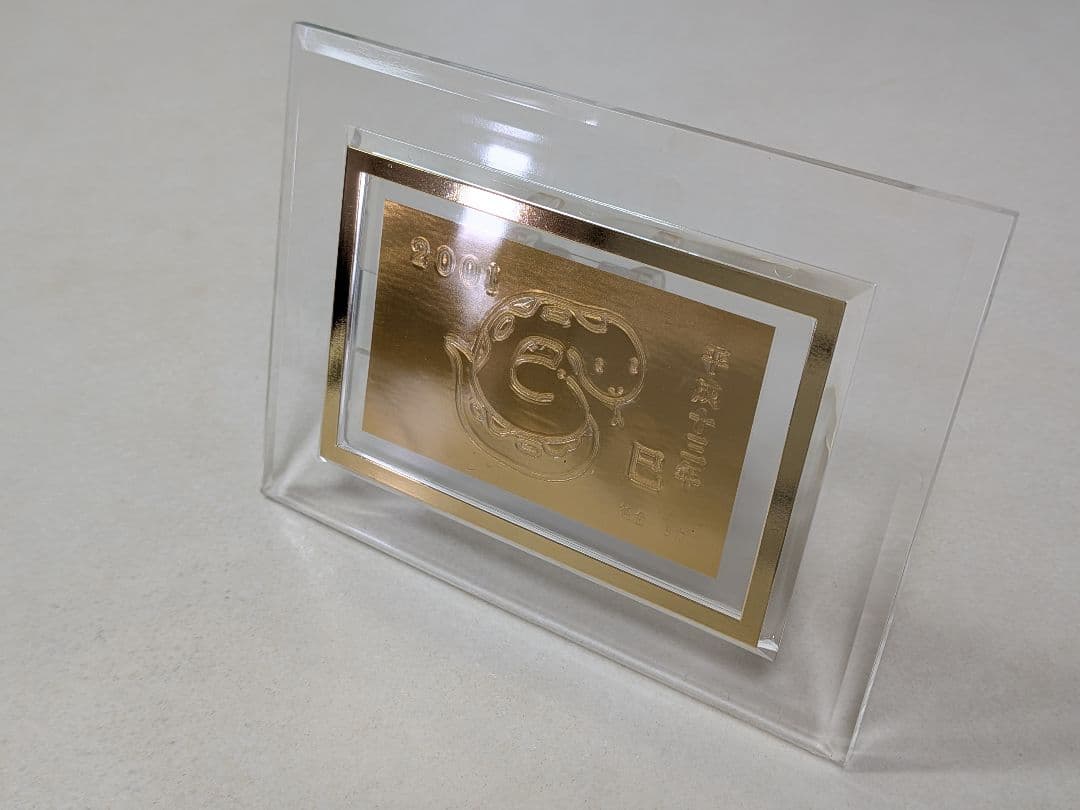 徳力本店が発行する純金製の干支カード 1g（巳)