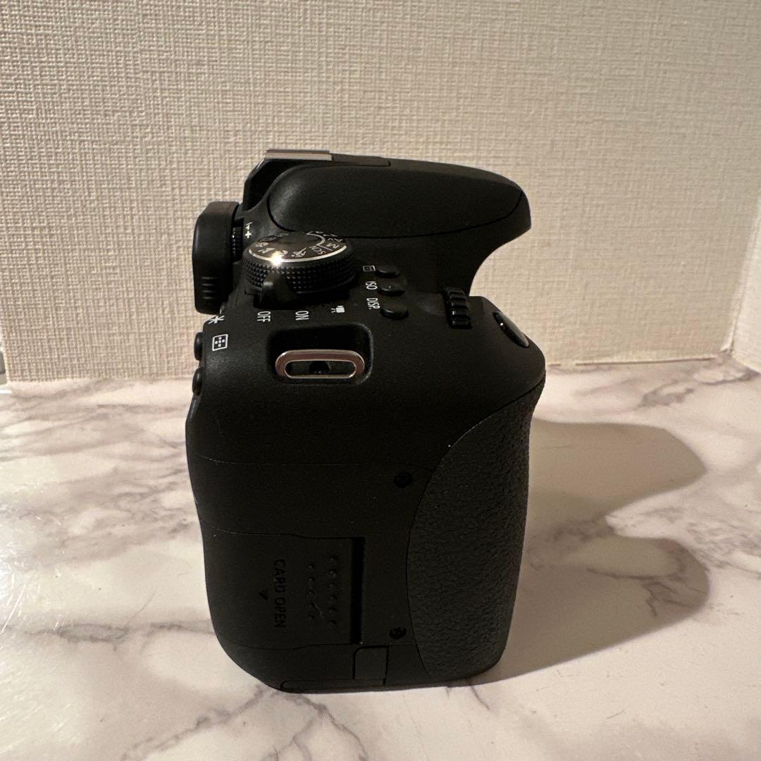 Canon EOS Kiss X8i ダブルズームキット 一眼レフカメラ