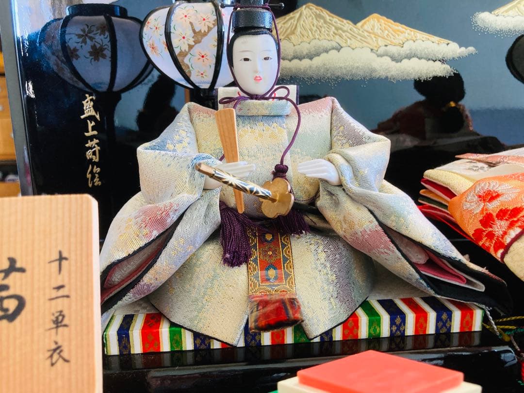 おまけタペストリー付◆雛人形◆お雛様 【親王飾り】 落ち着いた漆塗りの台座