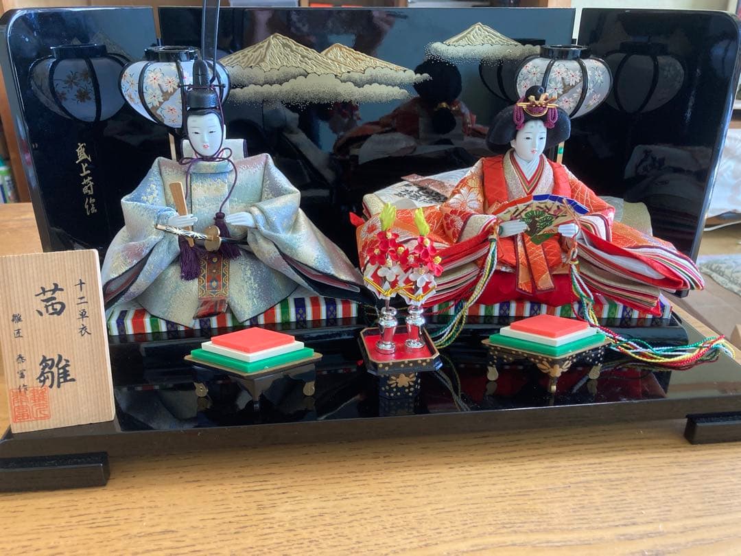 おまけタペストリー付◆雛人形◆お雛様 【親王飾り】 落ち着いた漆塗りの台座