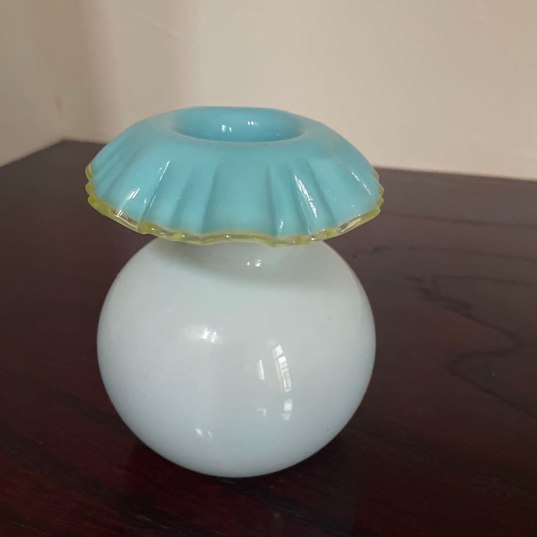 Fenton ヴィンテージ オパールセント フリル花瓶 ミルクガラス